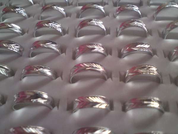 ** Resellers Dream ** 100 Quality Cosmetic Fashion Rings (Woman) Various Sizes