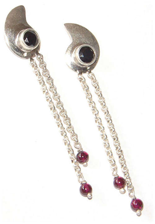 ELEGANT GARNET AND JET BLACK CZ STERLING SILVER DANGLING EARRINGS.