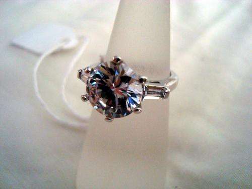 MAGNIFICENT RING WITH WHITE CZ  DIAMOND!!