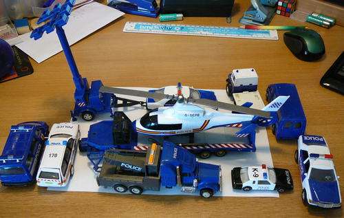 LOT OF 10 POLICE TOY VEHICLES AND HELICOPTER