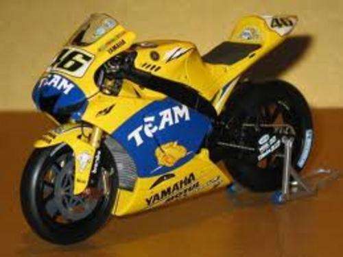 MINICHAMPS VALENTINO ROSSI CAMEL YAMAHA TEAM MOTOGP 2006 WITH ORIGINAL DECALS