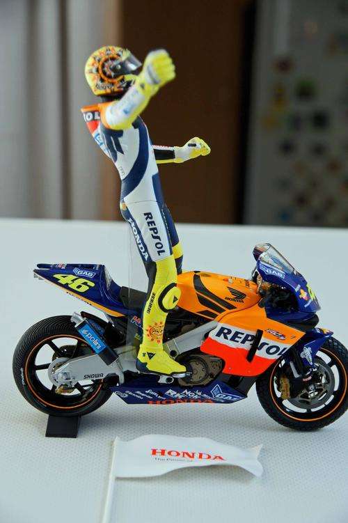 MINICHAMPS VALENTINO ROSSI BIKE & FIGURINE HONDA RC 211V 1st WIN MOTOGP 2002