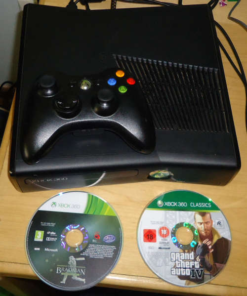 Xbox 360 4Gb, 1 controller, 2 games