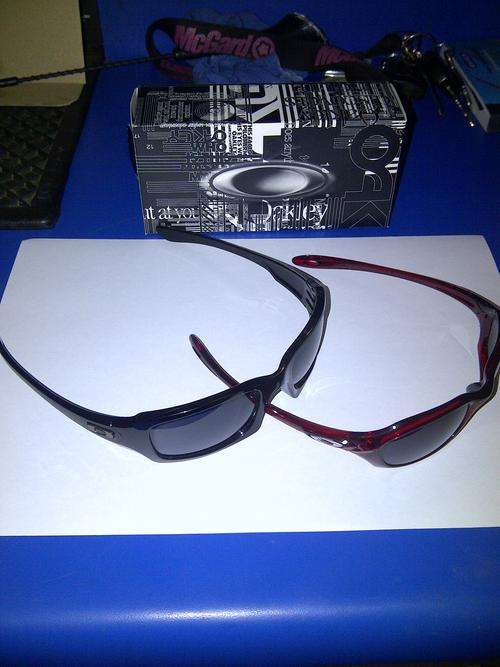 **2 X GENUINE OAKLEY SUNGLASSES**AS GOOD AS NEW**