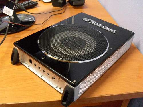 ****PRO AUDIO BANK AMPLIFIER AND SUB IN ONE, LIKE NEW***