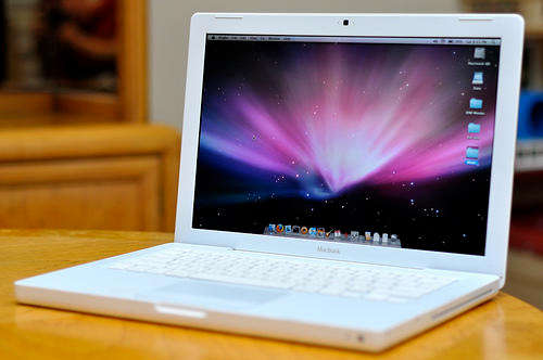 THE WORLDS MOST POPULAR NOTEBOOK! APPLE MACBOOK WHITE! AN ABSOLUTE BEAUTY! INSANE R1 AUCTION!