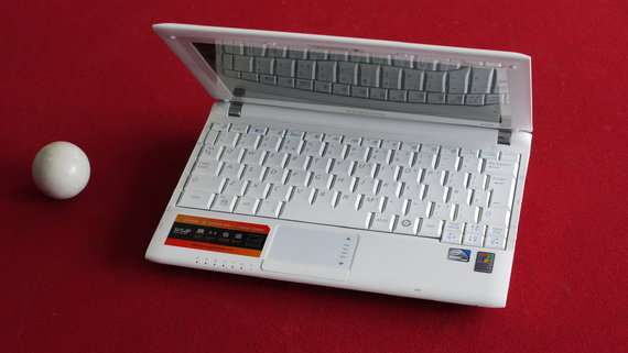 SAMSUNG N14O PEARL WHITE NETBOOK AS NEW! WHAT A BEAUTY! ABSOLUTELY INCREDIBLE!