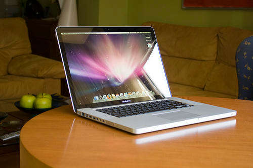 APPLE MACBOOK PRO MONSTER SPEC!! 2.4GHZ 250GB NVIDIA GEFORCE 8600GT! MISS IT MISS OUT!