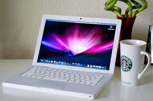 APPLE MACBOOK WHITE! AN ABSOLUTE BEAUTY! THE MOST POPULAR NOTEBOOK IN THE WORLD!