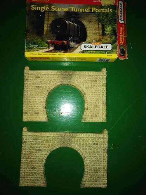 REDUCED - HORNBY - Locomotive, Carts and Tunnel Portals as a Lot