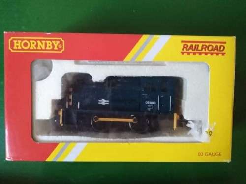 REDUCED - HORNBY - Locomotive, Carts and Tunnel Portals as a Lot