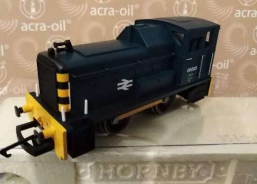 REDUCED - HORNBY - Locomotive, Carts and Tunnel Portals as a Lot