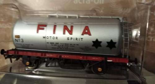 REDUCED - HORNBY - Locomotive, Carts and Tunnel Portals as a Lot