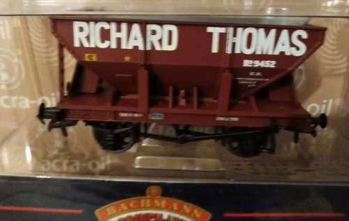 REDUCED - HORNBY - Locomotive, Carts and Tunnel Portals as a Lot