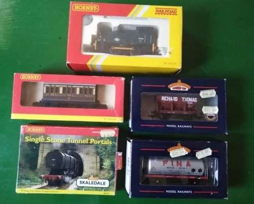 REDUCED - HORNBY - Locomotive, Carts and Tunnel Portals as a Lot