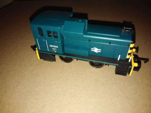 REDUCED - HORNBY - Locomotive, Carts and Tunnel Portals as a Lot