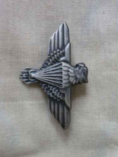 44 parachute beret badge