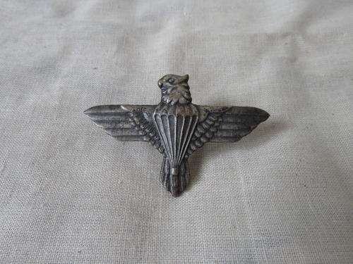44 parachute beret badge