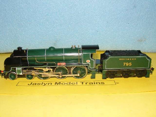 Hornby OO 4-6-0 Steam Loco and Tender (Boxed) - DCC