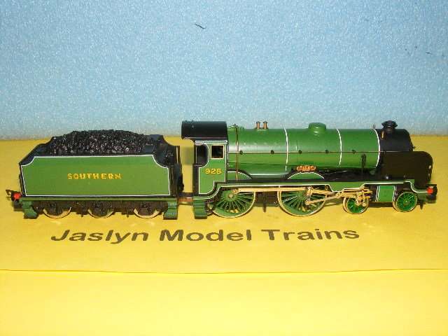 Hornby OO 4-4-0 Steam Loco and Tender (Boxed) - DCC
