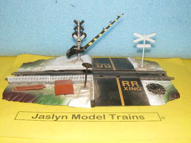 HO Level Crossing,