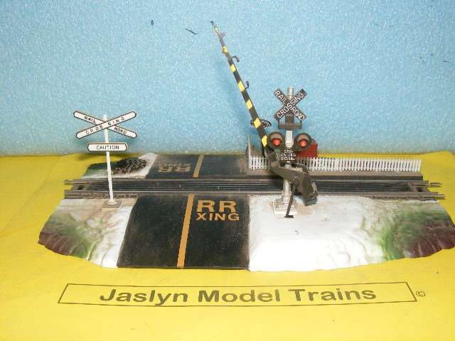 HO Level Crossing,