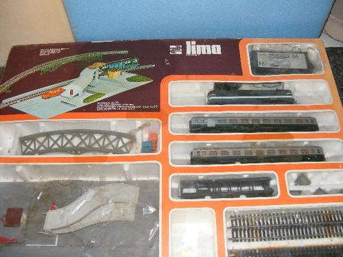 Lima HO SNCF Train set with accessories.