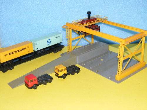 Lima HO Gantry Crane Set.