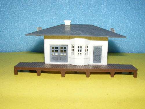 HO Small station building with platform.