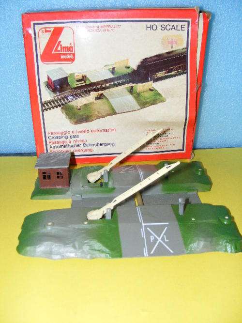 Lima HO Level Crossing (Boxed)
