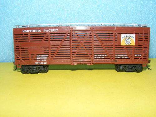 Bachmann HO Cattle wagon with sliding doors.
