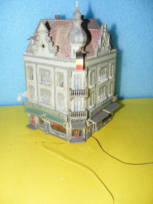 HO Corner Building