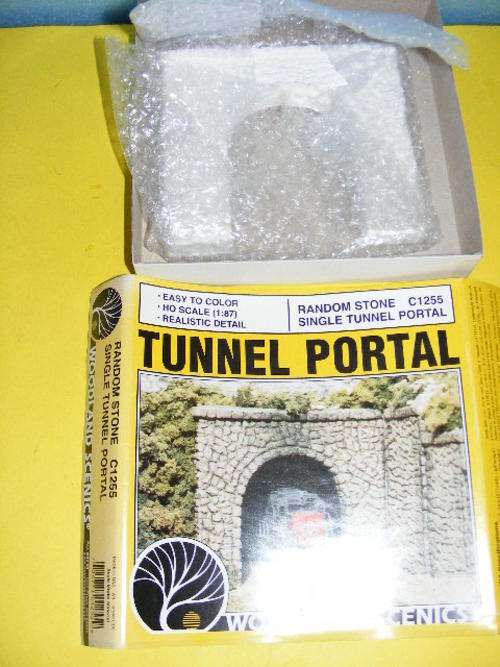 Woodland Scenics HO - Tunnel entrance.