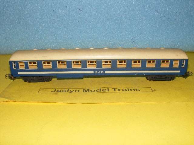 Lima HO SAR/ SAS Old Style Blue Train Passenger Coach,