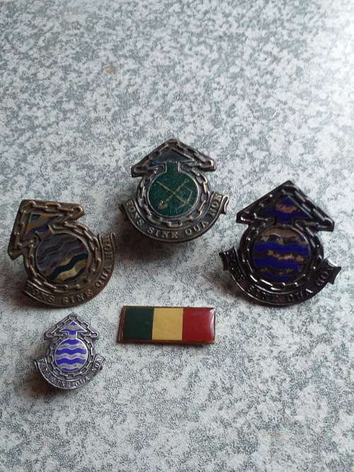 Sadf badges, no pins on balkie