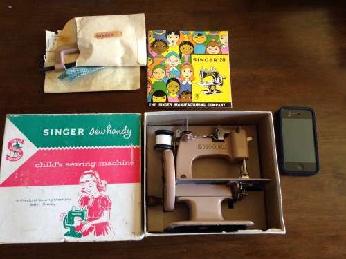 Singer Child's sewing machine Model 20 with box in good condition