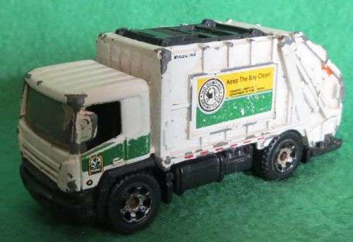 **2008 GARBAGE TRUCK**MATCHBOX 2007**