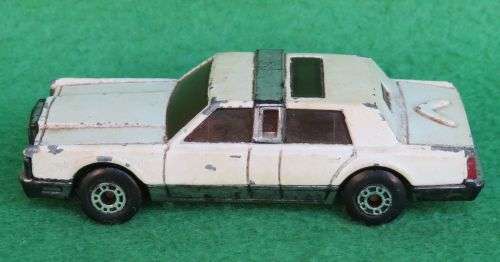 **MATCHBOX**LINCOLN TOWN CAR**PLASTIC BASE**