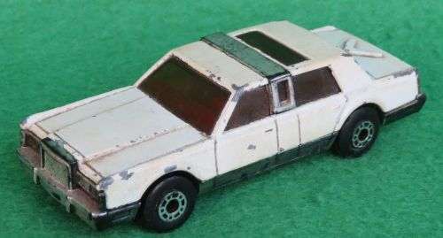 **MATCHBOX**LINCOLN TOWN CAR**PLASTIC BASE**