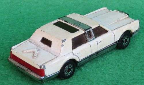 **MATCHBOX**LINCOLN TOWN CAR**PLASTIC BASE**
