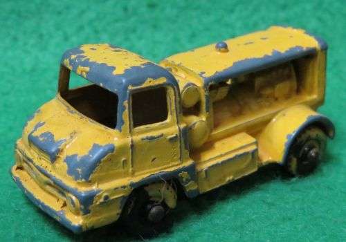 **MATCHBOX MOKO LESNEY No.28**THAMES TRADER COMPRESSOR TRUCK**REPAINTED**1960**