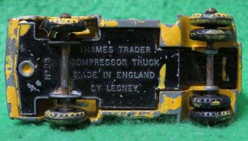 **MATCHBOX MOKO LESNEY No.28**THAMES TRADER COMPRESSOR TRUCK**REPAINTED**1960**