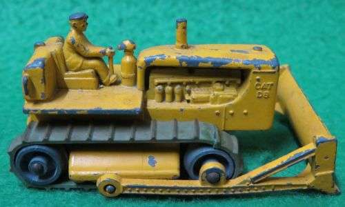 **MATCHBOX MOKO LESNEY No.18**CATERPILLAR**BULLDOZER**1958-1961**WITH DRIVER**