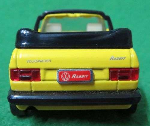 **ROAD SIGNATURE**1984 VW RABBIT **RUBBER TYRES**SCALE 1/43**MINT CONDITION**