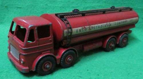 **DINKY**8 WHEELER - LEYLAND OCTOPUS - ESSO PETROL TANKER**#943**RUBBER TYRES**METAL BASE**1958-64**