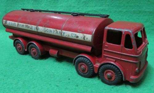 **DINKY**8 WHEELER - LEYLAND OCTOPUS - ESSO PETROL TANKER**#943**RUBBER TYRES**METAL BASE**1958-64**
