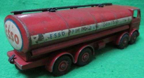 **DINKY**8 WHEELER - LEYLAND OCTOPUS - ESSO PETROL TANKER**#943**RUBBER TYRES**METAL BASE**1958-64**