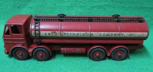 **DINKY**8 WHEELER - LEYLAND OCTOPUS - ESSO PETROL TANKER**#943**RUBBER TYRES**METAL BASE**1958-64**