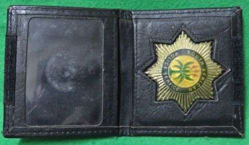 **SAPS**ID WALLET WITH BADGE**IN GREAT CONDITION**LEATHER**SAPS ISSUE**