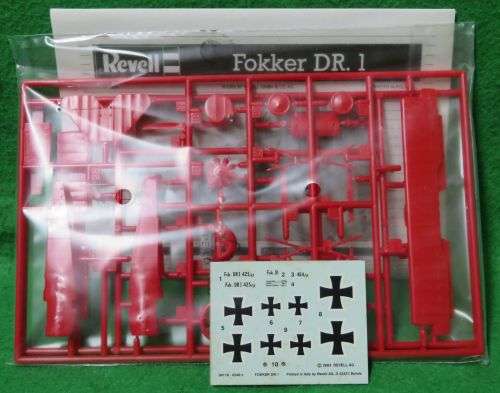 **REVELL**MODEL KIT**FOKKER DR.1 TRIPLANE**1/72**MODEL LENGTH +-8.1CM**